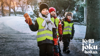 Vain päivähoidossa olevan lapsen kädestä kiinnipitävän lastenhoitajan käsi näkyy, muuten hän on näkymätön, Kyllä joku hoitaa-kampanja, JHL:n jäsenyys on paras sijoitus työelämässä.