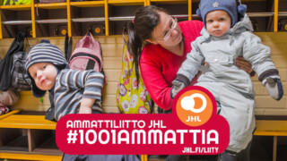 Lastenhoitaja pukee lapsia päiväkodissa. Ammattiliitto JHL on varhaiskasvatuksen ammattilaisten työehtojen puolustaja.