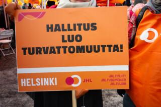 JHL:n kyltti Stop nyt! -mielenosoituksessa: Hallitus luo turvattomuutta!