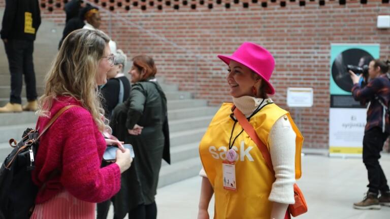 SASK-lähettiläät Elisa Penders ja Iida Viljanen keskustelivat Hämeenlinnassa järjestetyillä Solidaarisuuspäivillä helmikuussa. Viljanen oli tapahtumassa vapaaehtoistyöntekijänä.