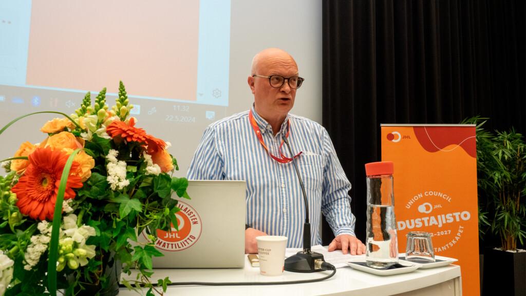 Julkisten ja hyvinvointialojen liitto JHL:n puheenjohtaja Håkan Ekström pitämässä puhetta JHL:n edustajiston kevätkokouksessa 2024.