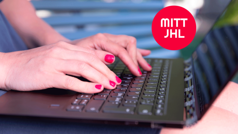 Händer ovanpå datorns tangentbord, i övre hörnet finns en röd boll med vit text MITTJHL.