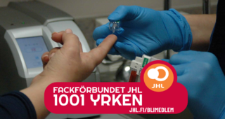 Provtagning i ett laboratorium, personen är klädd i turkosa handskar.