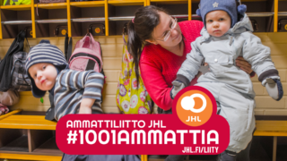 Lastenhoitaja pukee lapsia päiväkodissa. Ammattiliitto JHL on varhaiskasvatuksen ammattilaisten työehtojen puolustaja.